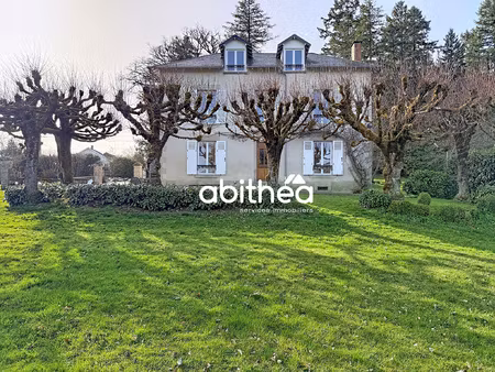 propriété de 239 m2  sur 2 5 ha de terres et bois.