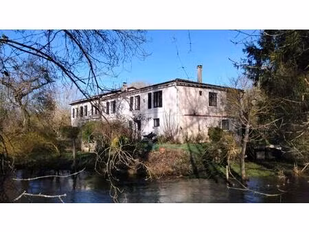 ancien moulin historique  piscine  gîtes  cadre idyllique et calme  en bord de rivière  ch