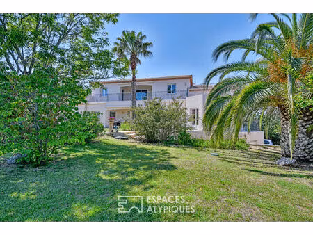 villa d'architecte en position dominante avec ascenseur privatif et grand terrain