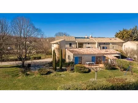 propriété  4 habitations - 390 m2 habitables et 500 m2 de dépendances dont hangars