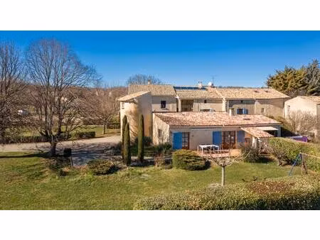 propriété de quatre habitations - 390 m2 habitables et 500 m2 de dépendances dont hangars