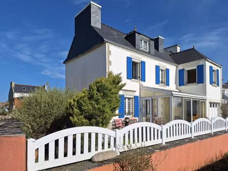 maison en pierre à proximité des chemins côtiers et de la baie des trépassés