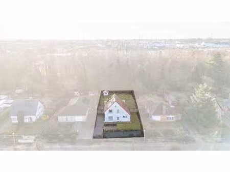 grande maison ouverte avec vaste jardin