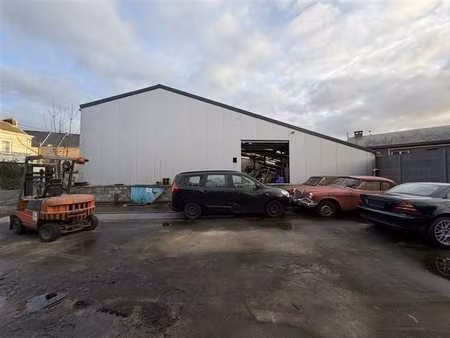 spacieux entrepôt - 800 m2 + bureaux + parkings