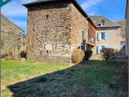 charmante maison ancienne sur trois niveaux  trois chambres  combles aménageables  porche 