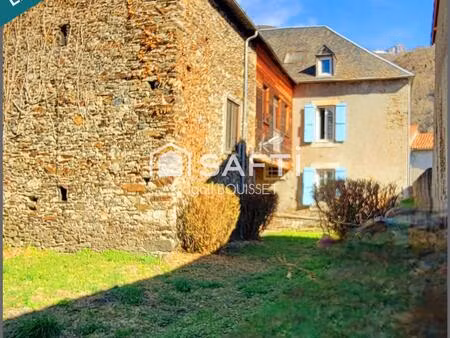 charmante maison ancienne sur trois niveaux  trois chambres  une grange attenante à la mai