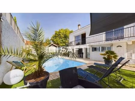 piscine  tout à pied  5 chambres