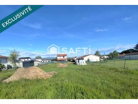 beau terrain constructible plat et clôturé