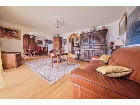 bel appartement t4 de 101 m2 (93 m2 carrez) à 2 pas du centre-ville de bastia