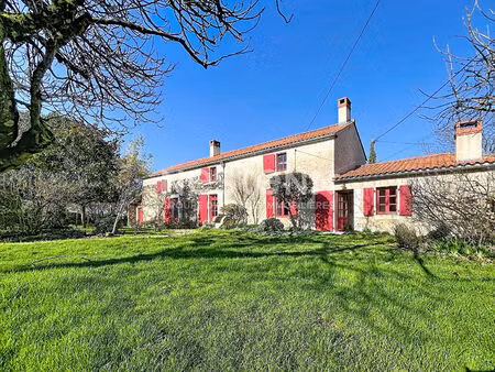 belle maison en pierre d'environ 190 m² sur 1500 m² de terrain