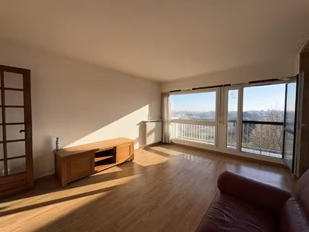 appartement 4 pièces avec 2 chambres. tout à pied. gare routière à proximité.