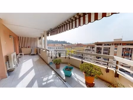 nice le port - 3 pièces dernier étage  large terrasse