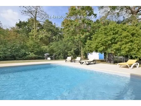 superbe villa de 345 m² habitables avec piscine et annexes - terrain plat de 2 207 m²  à v