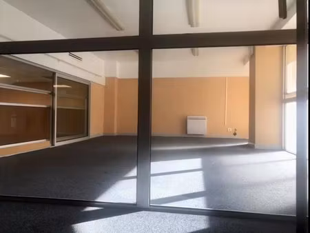 nice  entrepôt de 180 m2 avec stationnements