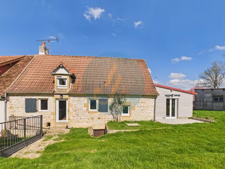 maison en pierre rénovée entièrement  3 chambres  garage et cave sur jardin clos