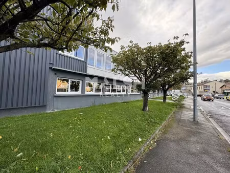 location local professionnel 90m²