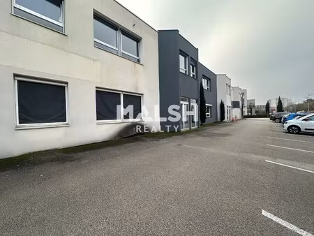 location local professionnel 216m²