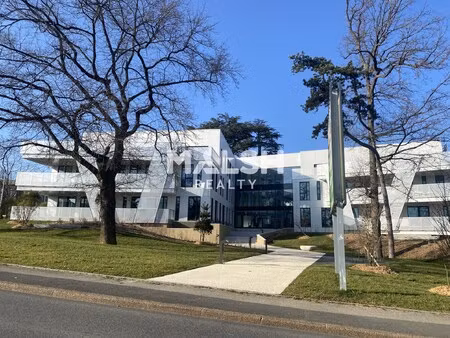 location local professionnel 304m²