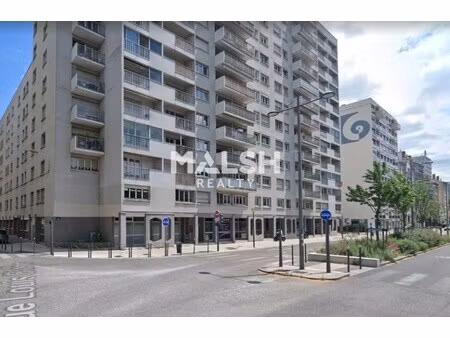 location local professionnel 100m²