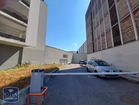parking à louer 15 m² - voiron (38) - 115€
