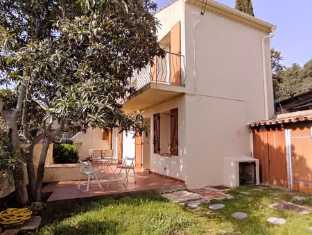 maison rénovée  sur 2 niveaux  86m² habitables environ. garage  jardin.