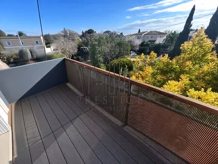 à deux pas de la plage t3 traversant avec terrasse et parking