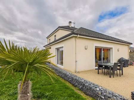 beaux volumes pour cette maison récente