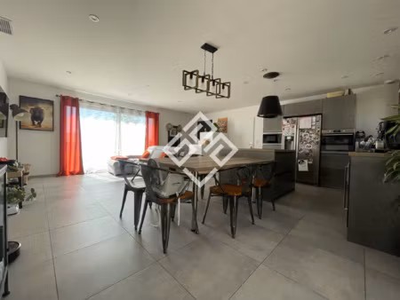 maison moderne avec jardin et grand séjour