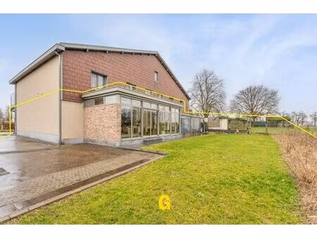 gezellige ruime (214 m² netto) benedenwoning met drie slaapkamers  tuin en garage  met zic