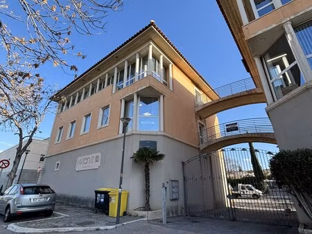 location local professionnel 48m²