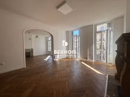 location local professionnel 162m²