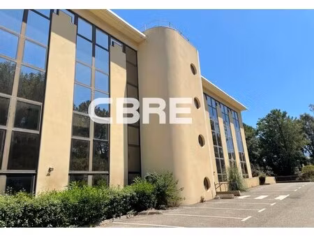 location local professionnel 3 550m²