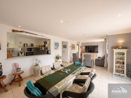 maison de plain-pied avec sa très grande terrasse au cœur d’un quartier recherché