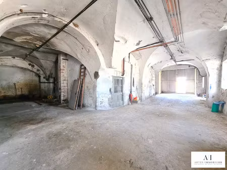 vaste garage de plus de 300 m²