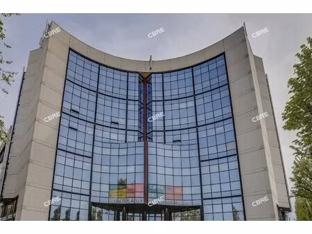 location local professionnel 752m²