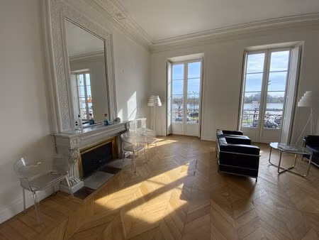 location local professionnel 101m²