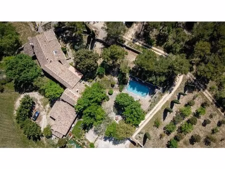 ensemble immobilier de charme à quelques minutes de gordes