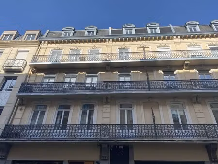 location local professionnel 266m²