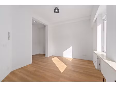 volledig gerenoveerd gelijkvloersappartement met privatieve koer op topligging tussen het 