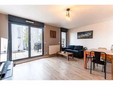 duplex moderne avec terrasse et vue canal