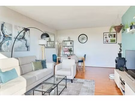 dernier étage lumineux sans vis-à-vis 3 pièces