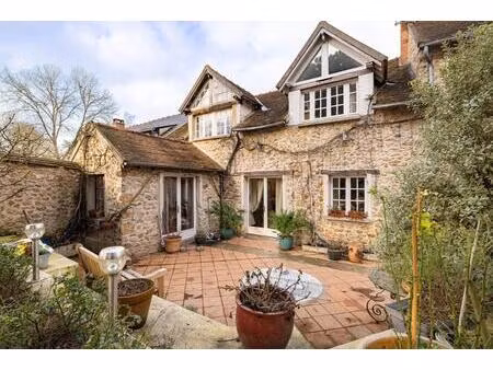 maison de 9 pièces de 212 m² à senlisse