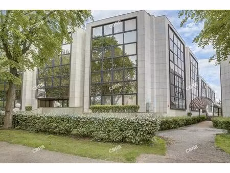 location local professionnel 327m²