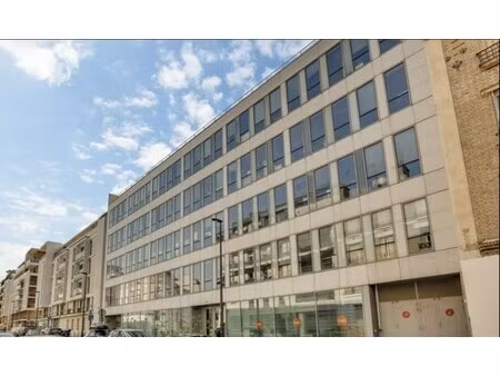 location local professionnel 3 070m²