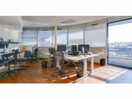 location local professionnel 2 450m²