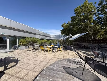 location local professionnel 4 701m²