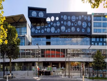 location local professionnel 2 678m²