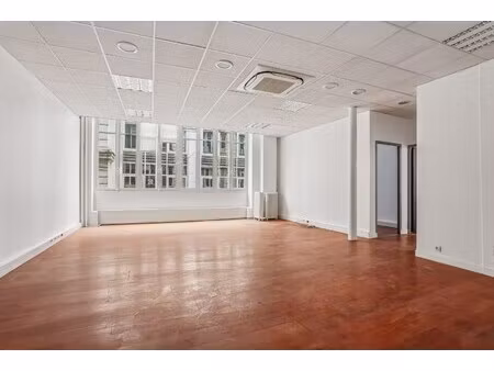 location local professionnel 588m²