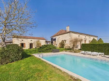 maison en pierre et maison d''amis avec piscine