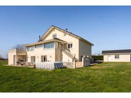 maison de 14 pièces de 450 m² située à mionnay